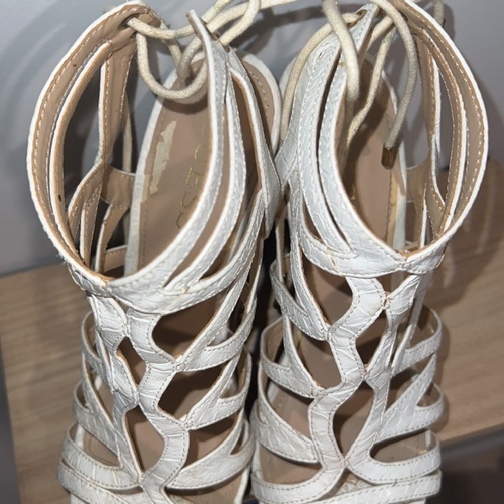 Guess‎ white wedges - Picture 6 of 6